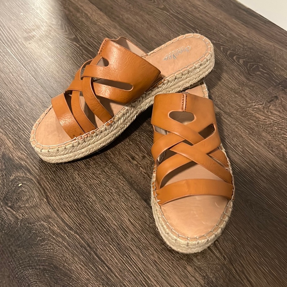 Tan slip on platform Charles david sandals